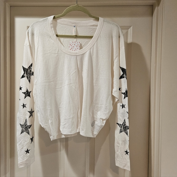 Free People Melrose Graphic Tee Long Sleeve ScoopNeck Crackle Stars XS White NWT - Picture 14 of 15
